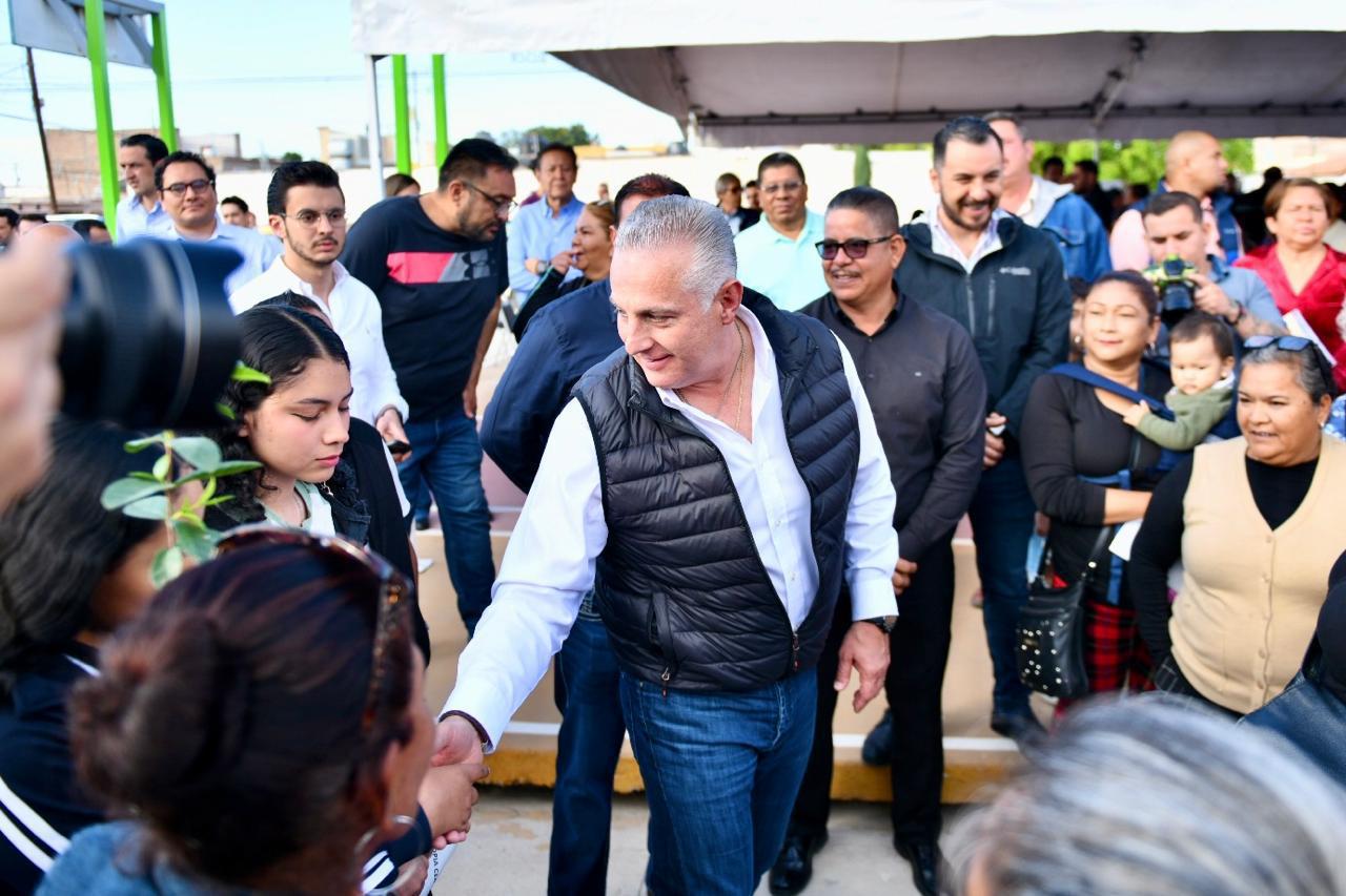 Román Alberto Cepeda González de visita en la colonia Satélite