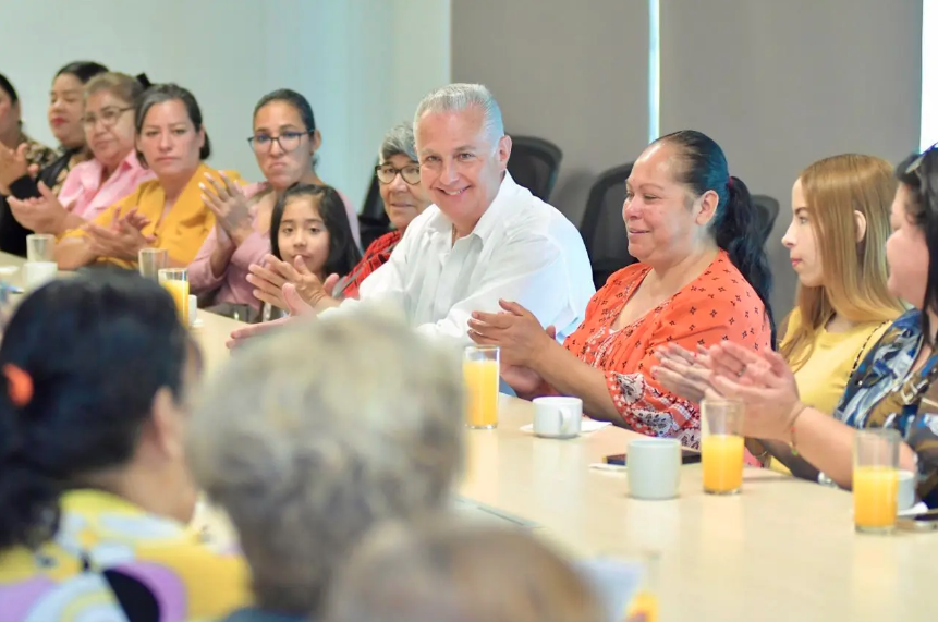 Román Alberto Cepeda González supervisa el programa de microcréditos para mujeres emprendedoras