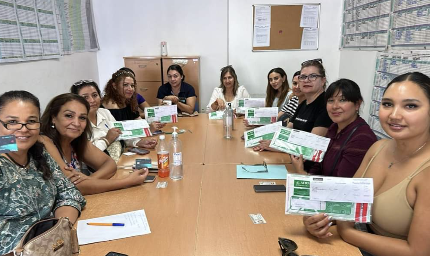 Mujeres beneficiarias del programa de microcréditos cumplen con sus pagos; continúa la entrega de apoyos