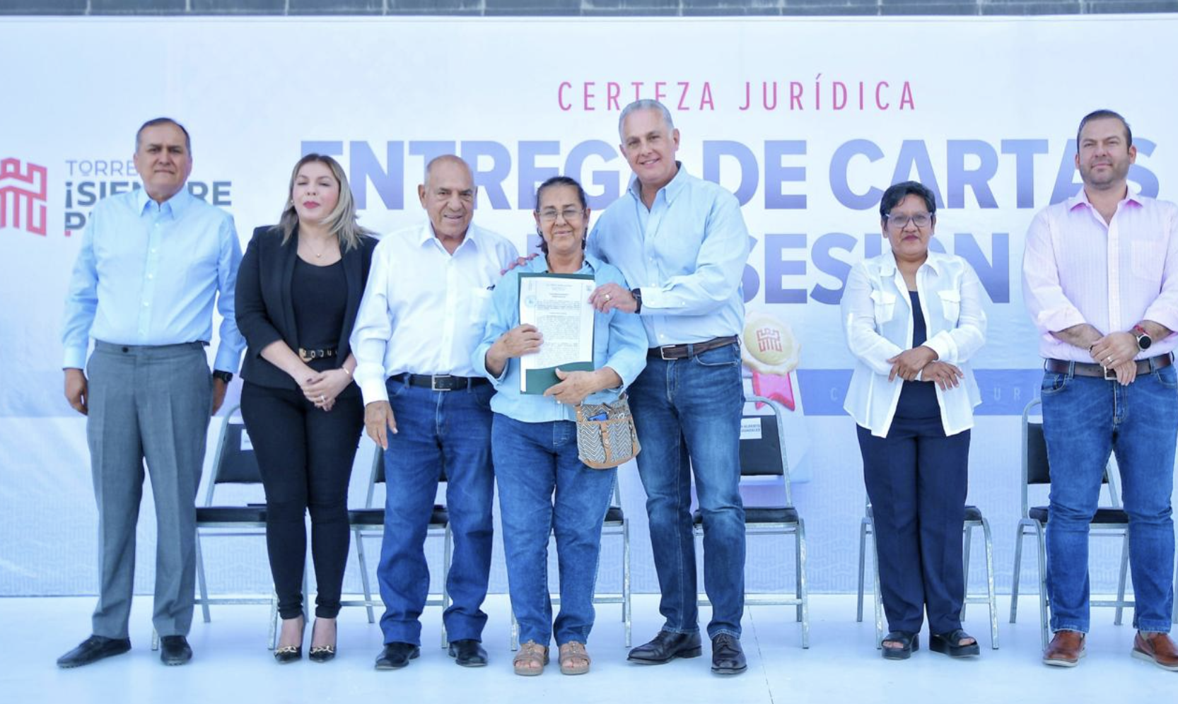 Brinda Román Cepeda certeza jurídica a familias de Torreón; entrega Cartas de Posesión