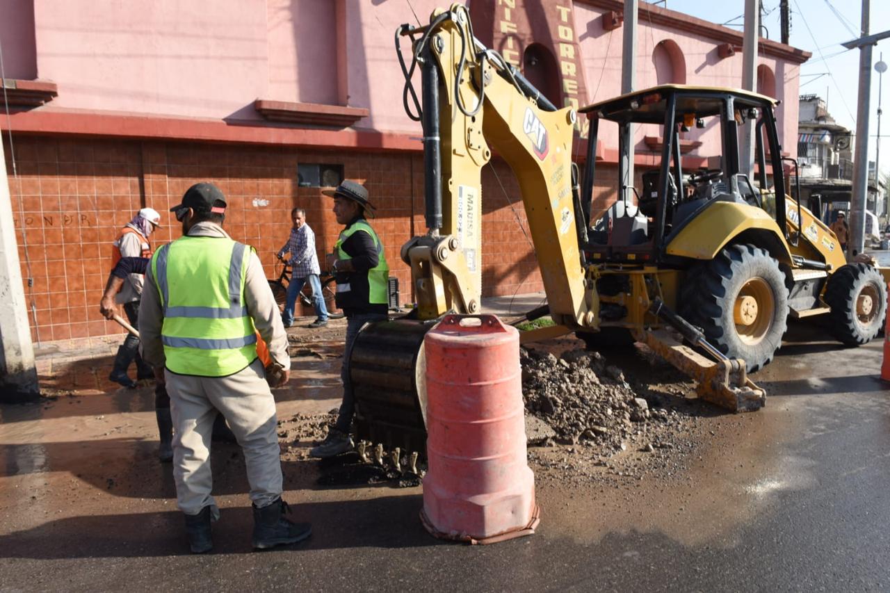 Trabaja Torreón en la reparación de tubería en bulevar Revolución y calle Muzquiz