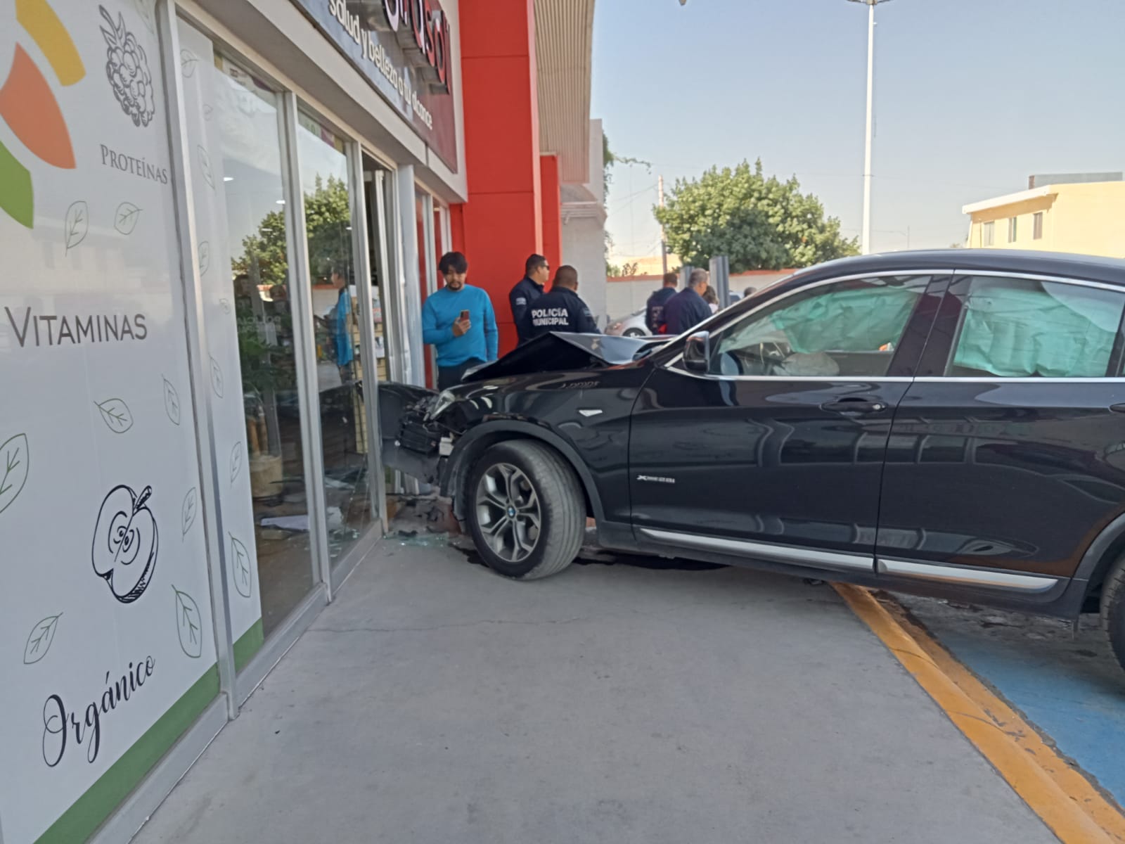 Mujer impacta camioneta contra local comercial en Torreón