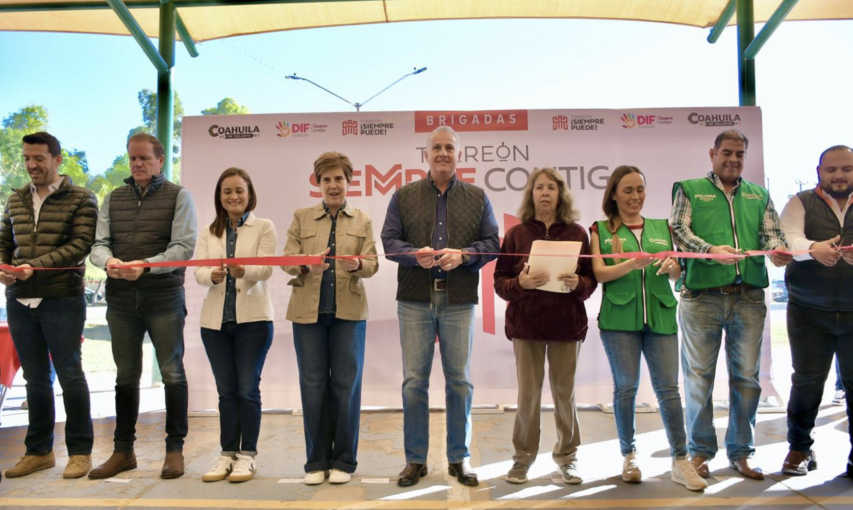 Entrega Román Cepeda techumbre y lleva apoyos sociales a la colonia Magdalena