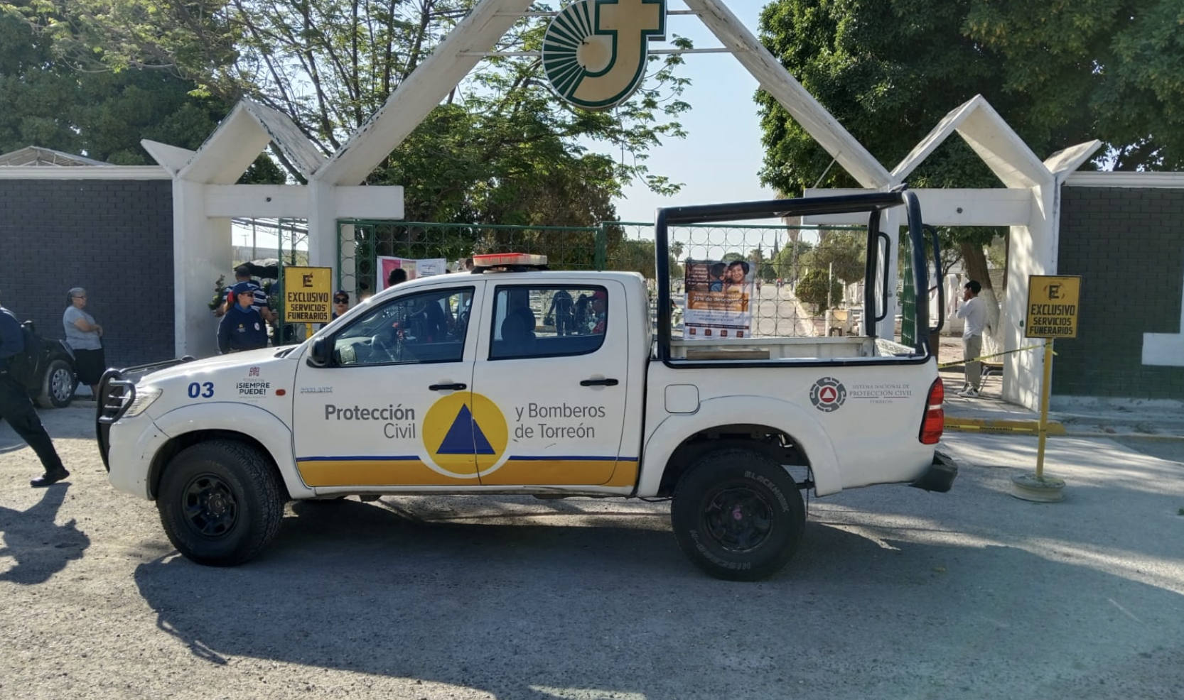 Cerca de 20 mil personas visitan los panteones de Torreón el Día de la Madre