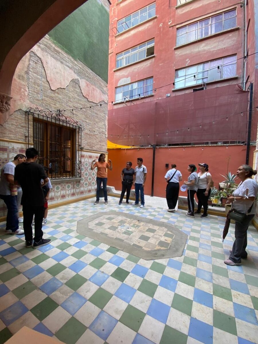 Realizan recorrido por edificios emblemáticos de la historia de Torreón