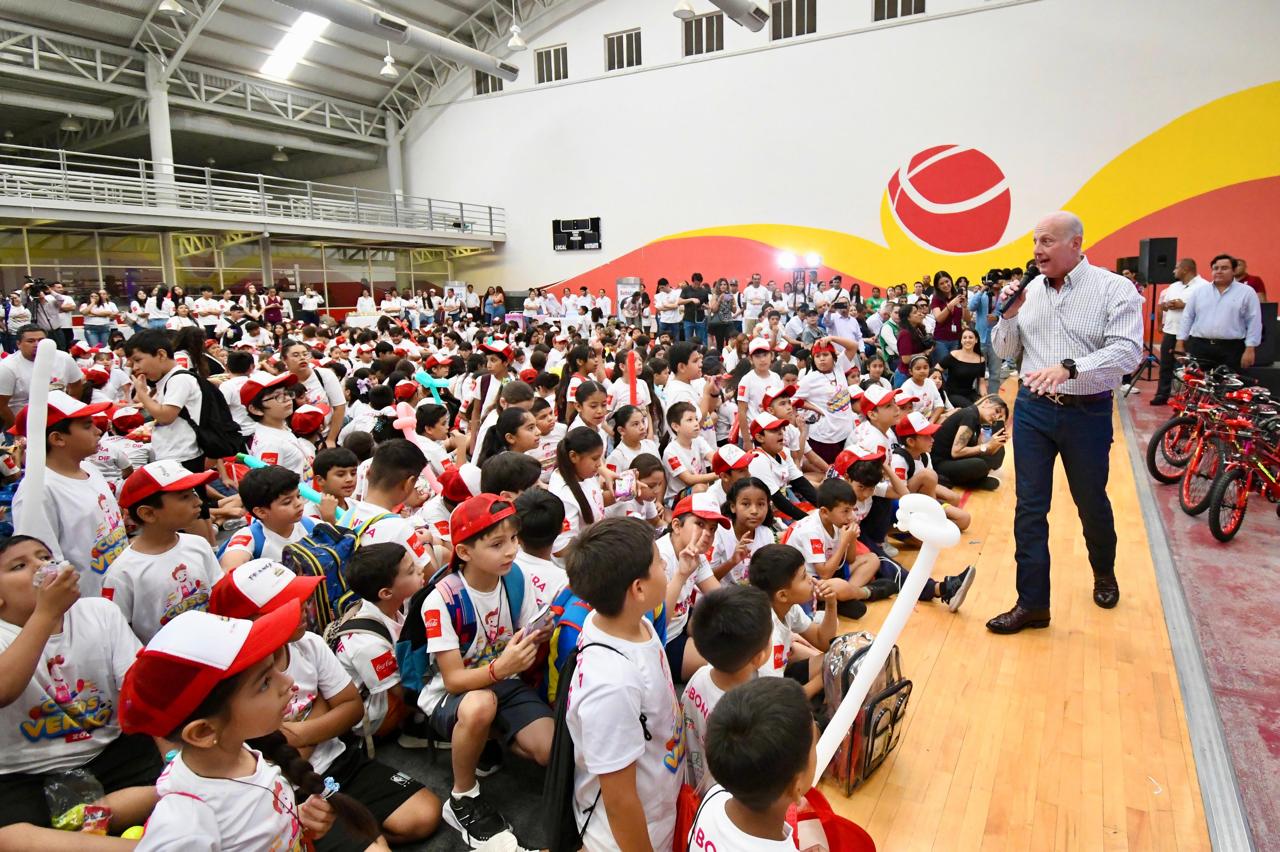 Román Alberto Cepeda González clausura cursos de verano con rifa de bicicletas entre los participantes