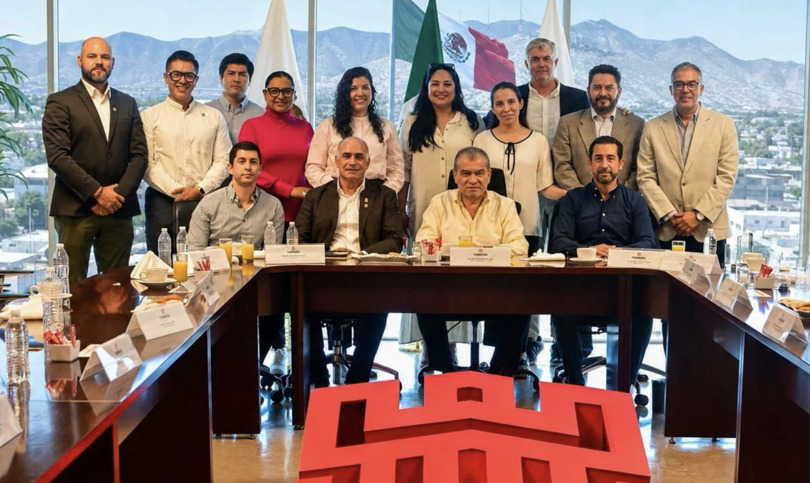 Miguel Riquelme revisa con el colegio de arquitectos los proyectos trazados para Torreón