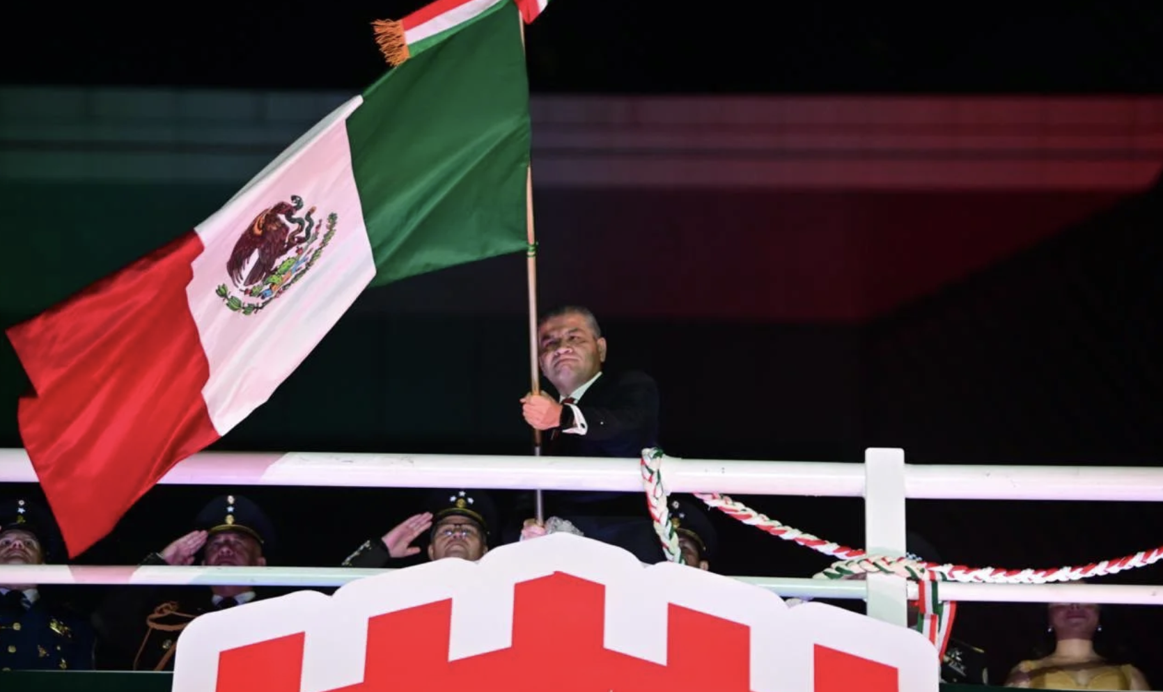 Miguel Riquelme encabezó el Grito de Independencia ante miles de familias con la arenga: “¡Viva Torreón! ¡Viva Coahuila! ¡Viva México!”